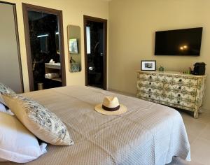 Casaromatica في Pigna: وجود قبعة على سرير في غرفة النوم