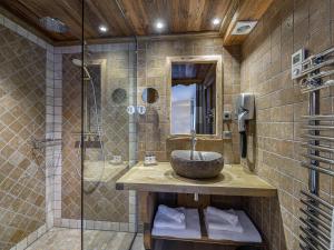 Ένα μπάνιο στο Chalet élégant à Courchevel Le Praz avec spa, cheminée et services inclus - FR-1-568-35