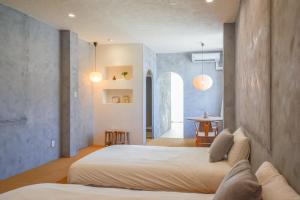una camera da letto con un letto grande in una stanza di hoho 高松駅 港近くの1日2組限定の貸切宿 2F 3F a Shimminatomachi