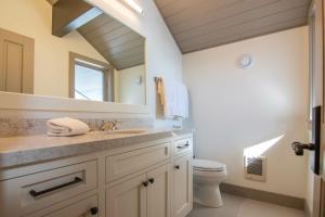 Et badeværelse på RMR: Sublette Ridge Ski Lodge in Teton Village + 41 billeder