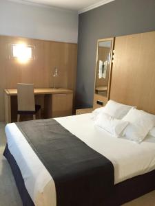 Posteľ alebo postele v izbe v ubytovaní Hotel Faro Salazón