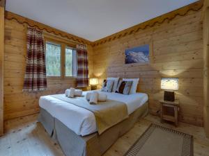 a bedroom with a large bed in a log cabin at Tignes Val Claret: Appartement 4 pièces pour 6 pers, Wi-Fi, linge fourni - FR-1-641-76 in Tignes