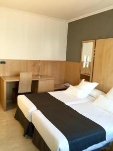 Posteľ alebo postele v izbe v ubytovaní Hotel Faro Salazón