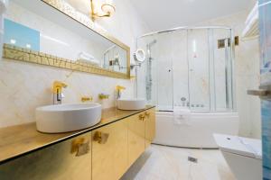 A bathroom at Fiscardonna Luxury Suites