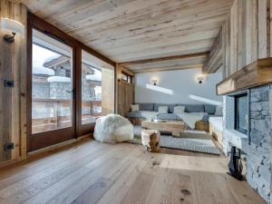 un soggiorno con divano e camino di Appartement 4 chambres à Tignes le Lac, proche des pistes, cheminée, parking couvert - FR-1-641-20 a Tignes
