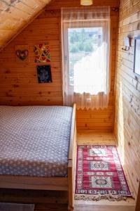 Ένα ή περισσότερα κρεβάτια σε δωμάτιο στο Spacious Wooden House Zabljak Retreat