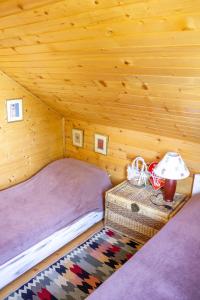 Ένα ή περισσότερα κρεβάτια σε δωμάτιο στο Spacious Wooden House Zabljak Retreat