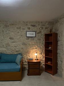 Un dormitorio con una cama y una mesa con una lámpara. en Casa Maria, en Gramvousá 11 fotos más