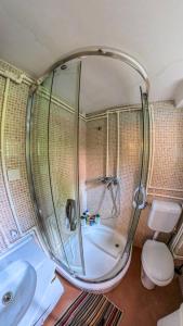 Ένα μπάνιο στο Spacious Wooden House Zabljak Retreat