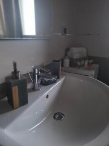 un lavabo con un grifo de plata. en Appartamento nuovissimo ad un passo dal mare, en Montesilvano 24 fotos más