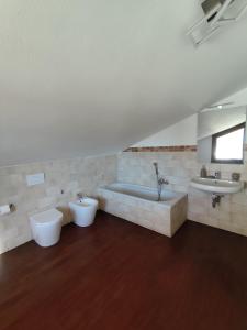 ein Badezimmer mit 2 WCs, einer Badewanne und einem Waschbecken in der Unterkunft Casa vacanze da Alice in Alghero + 20 Fotos