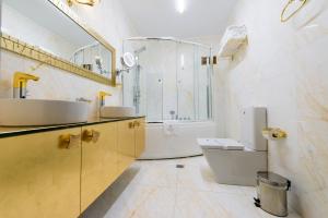 A bathroom at Fiscardonna Luxury Suites