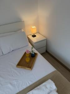 Postel nebo postele na pokoji v ubytování 111 - Beachside Renovated 1BR apt 5 min from Beach