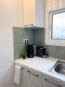 Kuchyň nebo kuchyňský kout v ubytování 111 - Beachside Renovated 1BR apt 5 min from Beach