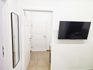 Televízia a/alebo spoločenská miestnosť v ubytovaní Marina Baotić Apartments