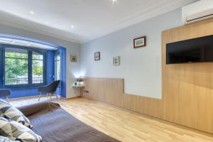 un salon avec une télévision à écran plat sur un mur dans l'établissement Garbi 1-2 - Barneda Premium, à Roses