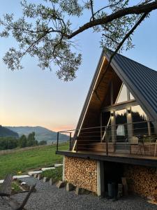 沃洛相卡Stryh xata - котедж в Карпатах з чаном-джакузі的山丘上带阳台的房子