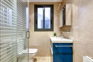 une salle de bain avec toilettes, lavabo et fenêtre dans l'établissement Garbi 1-2 - Barneda Premium, à Roses 38 autres photos