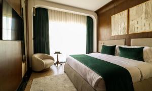 een slaapkamer met een groot bed en een raam bij Bratus Hotel in Aqaba