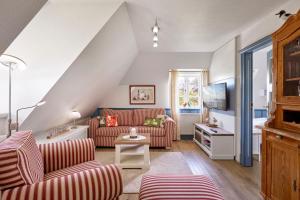 a living room with two couches and a tv at Annes Cottage 3 in Oevenum