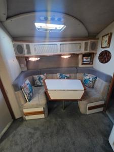 una sala de estar con un sofá y una mesa en Freedom boat house, en Faro