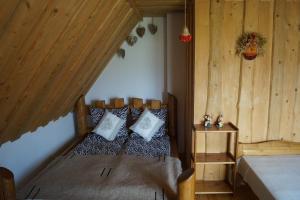 Un dormitorio con una cama con dos almohadas encima. en Apartamenty i pokoje rodzinne, en Czarna Góra
