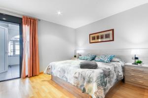 une chambre blanche avec un lit et une commode dans l'établissement Garbi 1-2 - Barneda Premium, à Roses