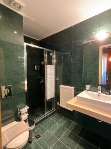 Koupelna v ubytování Archontiko Leontari + 130 fotografií