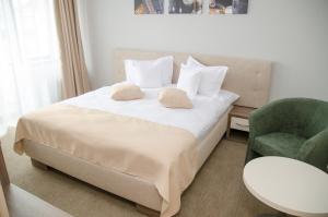 トゥルダにあるPotaissa Hotelのベッドルーム1室(枕2つ、椅子付)
