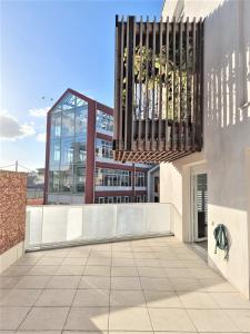 Blick auf ein Gebäude mit einem Gebäude in der Unterkunft l'Etoile du Nord in Romainville