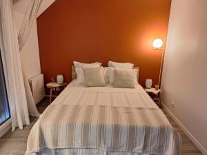 Postel nebo postele na pokoji v ubytování Saint Jo Verte, chambre d' hôte Quartier Beaujoire Parc des expositions Parc Floral