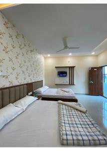 Katil atau katil-katil dalam bilik di Suvarna RR residency +33 gambar