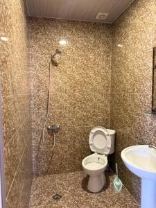 Un baño con ducha, inodoro y lavabo. en Prestige hotel, en Kobuleti 27 fotos más