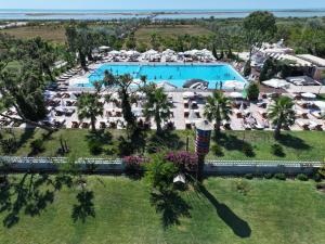 Bazén v ubytování Divjaka Resort nebo v jeho okolí