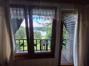 Gallery image of Klimatyczna chatka z widokiem na jezioro in Woryty