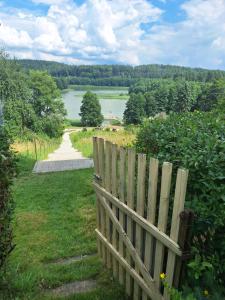 Gallery image of Klimatyczna chatka z widokiem na jezioro in Woryty +8 photos