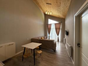 una stanza con un letto e un tavolo di Bakuriani Green Valley Apartment B 47 a Bakuriani