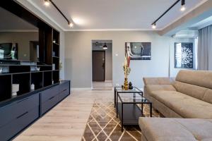 un salon avec un canapé et une table dans l'établissement Golden Glow Hideaway, à Bucarest