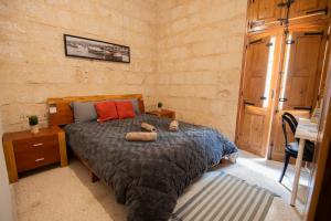 Krevet ili kreveti u jedinici u okviru objekta Sliema Heritage Townhouse Steps to Promenade, August Special Deal