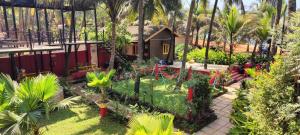 Κήπος έξω από το The Yuppi Hippi Beachpackers Hostel