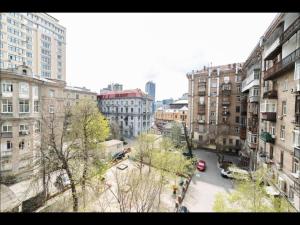 キーウにあるKievApartmentsの建物と通りのある都市の景色