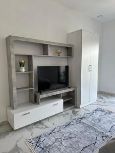 TV a/nebo společenská místnost v ubytování Alfredo