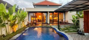 BedahuluにあるPondok Ayu Villaのヴィラ(家の前にスイミングプール付)