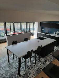 Dapur atau dapur kecil di Villa la Source +6 gambar
