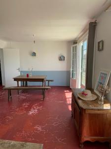 an empty room with a table and a table sidx sidx at Maison sur la Mer - FrontSea in Angoulins-sur-Mer