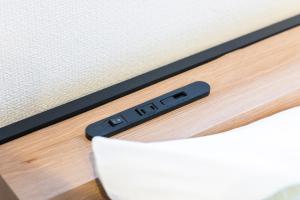 Un primer plano de un teclado de computadora portátil con un control remoto. en The Uchiyama Toko 博多, en Fukuoka 38 fotos más