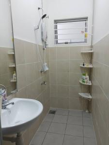 Bilik mandi di RAISHa HOMESTAY