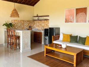 un salon avec un canapé et une table dans l'établissement Uma Phala Villa, à Ubud