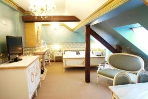 ein Schlafzimmer mit einem Bett und Stühlen in einem Zimmer in der Unterkunft Villa Park Ustroń in Ustroń
