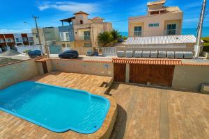 a swimming pool on the roof of a house at Casa Top Arraial - Grupos e Famílias - 20 pessoas - 400 metros da praia in Arraial do Cabo